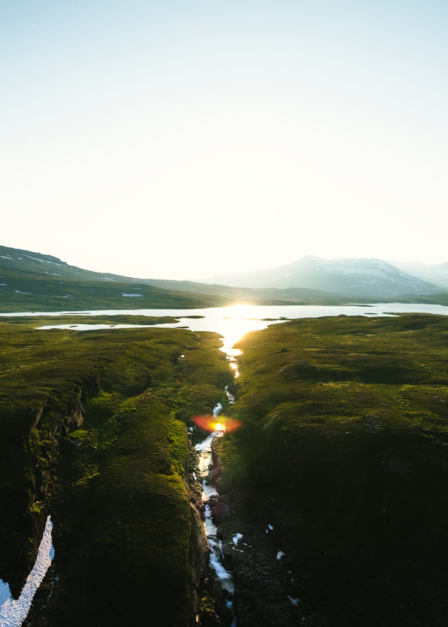 Luftfoto av elv som renner gjennom grønn norsk natur
