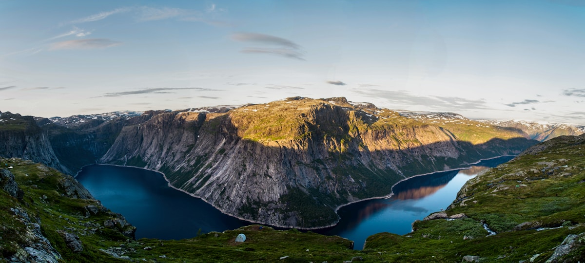 Dramatisk norsk fjordlandskap fra Trolltunga i solnedgang